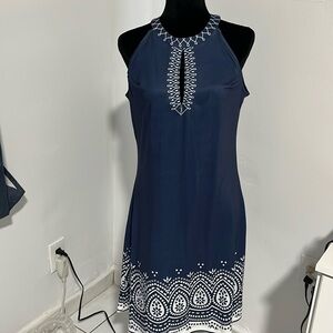 Vestido azul marino con dibujos blancos